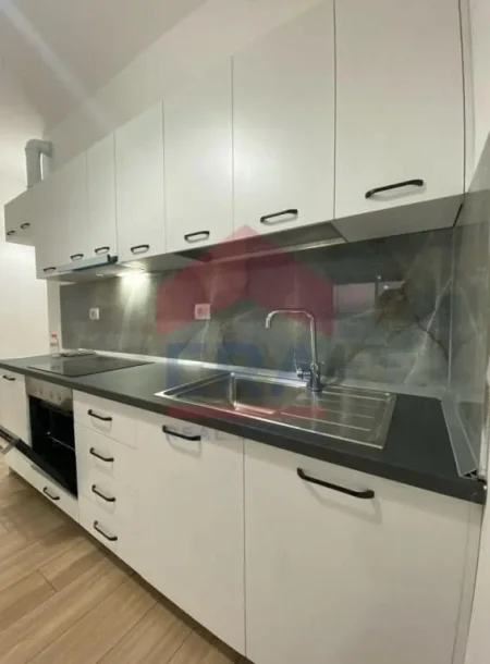 Tirane, jepet me qera apartament 1+1+Ballkon Kati 4, 50 m² 300 € (Kompleksi Mangalem, Ali Dem)