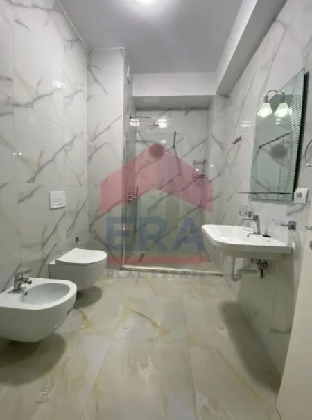 Tirane, jepet me qera apartament 1+1+Ballkon Kati 4, 50 m² 300 € (Kompleksi Mangalem, Ali Dem)