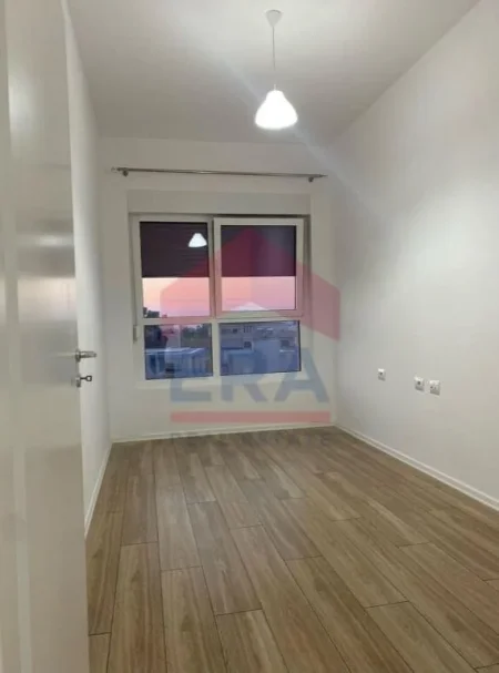 Tirane, jepet me qera apartament 1+1+Ballkon Kati 4, 50 m² 300 € (Kompleksi Mangalem, Ali Dem)