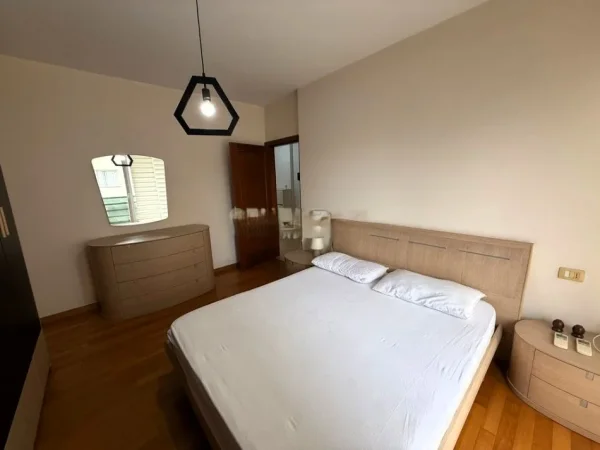 Tirane, jepet me qera apartament 2+1 Kati 1, 86 m² 550 € (PERBALLE DELIJORGJIT)