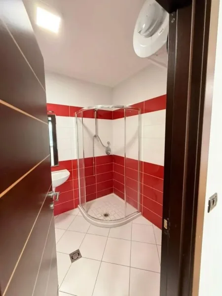 Tirane, jepet me qera zyre Kati 3, 180 m² 2.500 € (Kompleksi Delijorgji)