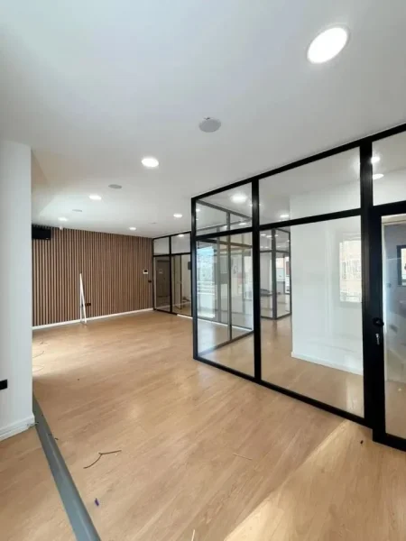 Tirane, jepet me qera zyre Kati 3, 180 m² 2.500 € (Kompleksi Delijorgji)