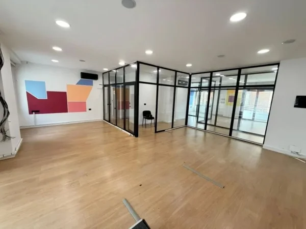 Tirane, jepet me qera zyre Kati 3, 180 m² 2.500 € (Kompleksi Delijorgji)