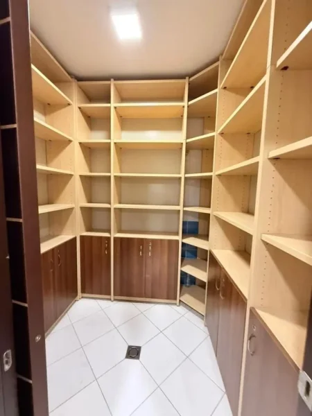 Tirane, jepet me qera zyre Kati 3, 180 m² 2.500 € (Kompleksi Delijorgji)