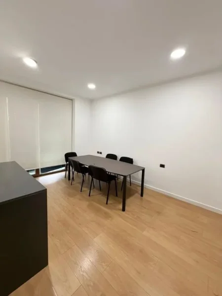 Tirane, jepet me qera zyre Kati 3, 180 m² 2.500 € (Kompleksi Delijorgji)
