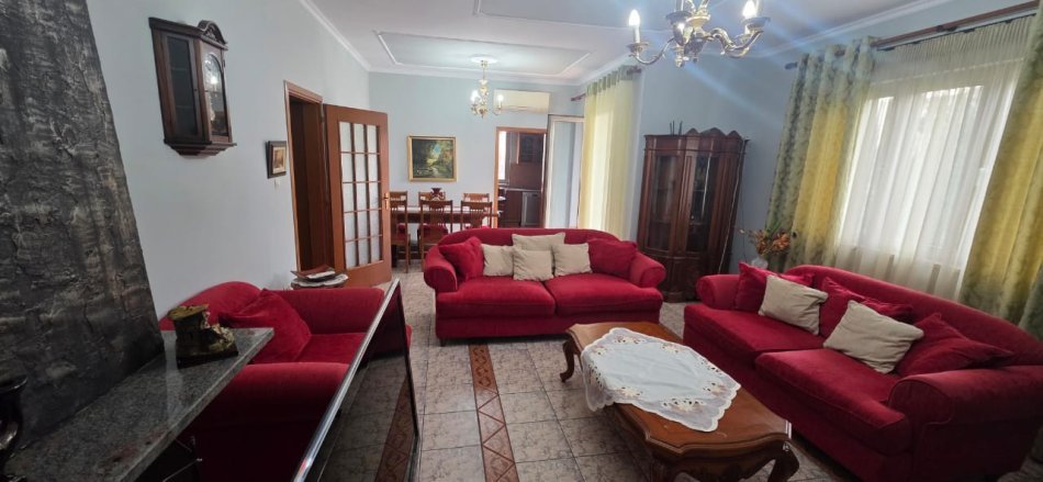 Tirane, jepet me qera Vile 3+1 Kati 2, 140 m² 800 € (Tregu Elektrik)