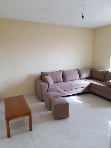 JEPET ME QERA APARTAMENT 1+1 TEK RRUGA E DIBRES  10 MINUTA NGA QENDRA,  500 €URO