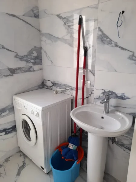 JEPET ME QERA APARTAMENT 1+1 TEK RRUGA E DIBRES  10 MINUTA NGA QENDRA,  500 €URO