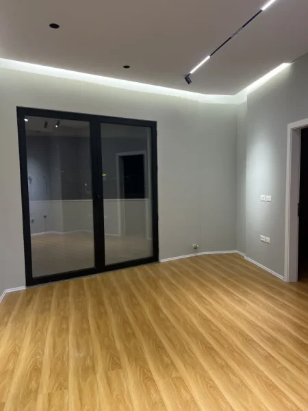Tirane, jepet me qera zyre Kati 5, 48 m² 520 €