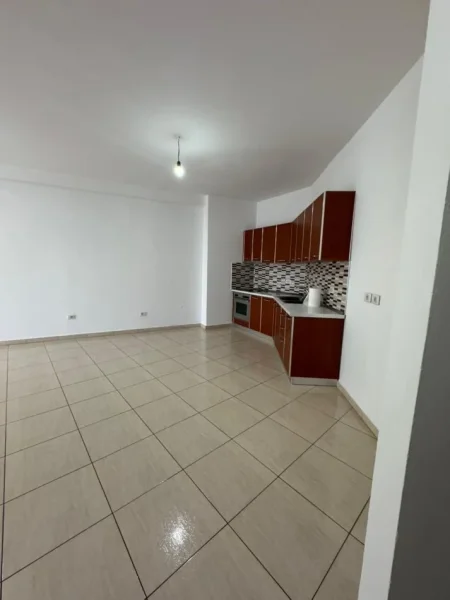 Tirane, jepet me qera apartament 2+1+Ballkon Kati 5, 100 m² 450 leke
