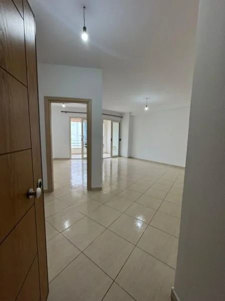 Tirane, jepet me qera apartament 2+1+Ballkon Kati 5, 100 m² 450 leke