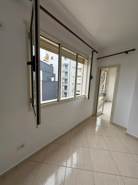 Tirane, jepet me qera apartament 2+1+Ballkon Kati 5, 100 m² 450 leke