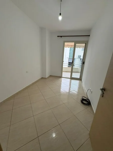 Tirane, jepet me qera apartament 2+1+Ballkon Kati 5, 100 m² 450 leke