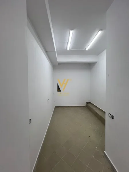 Tirane, jepet me qera dyqan Kati 0, 22 m² 370 € (KOPSHTI BOTANIK)