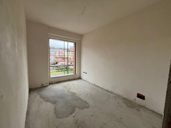 Tirane, shitet apartament 2+1 Kati 1,