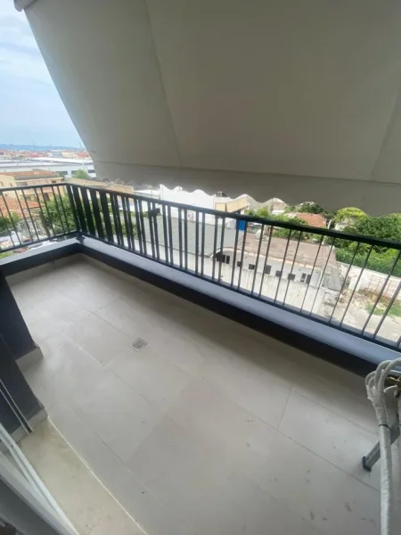 Tirane, jepet me qera apartament 1+1+Ballkon Kati 3, 74 m² 550 € (Rruga 5 Maji)