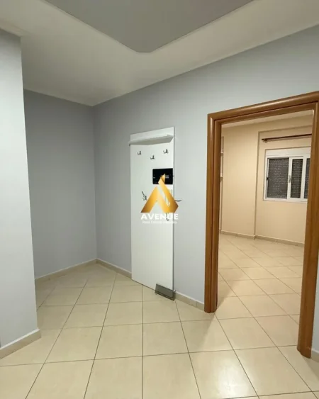 Tirane, jepet me qera apartament 2+1+Ballkon Kati 3, 80 m² 550 € (Riza cerova)