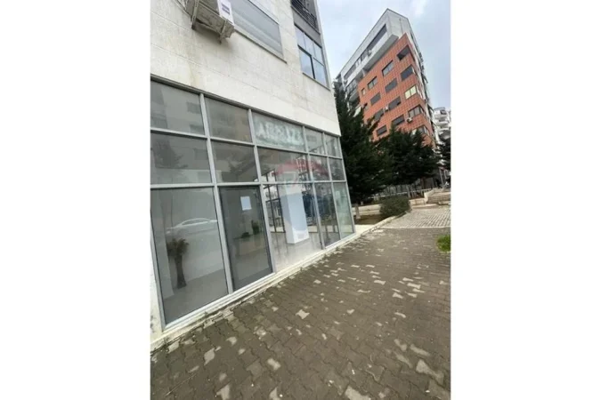 Tirane, jepet me qera dyqan Kati 0, 47 m² 450 € 