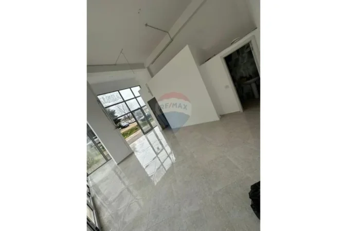 Tirane, jepet me qera dyqan Kati 0, 47 m² 450 € 
