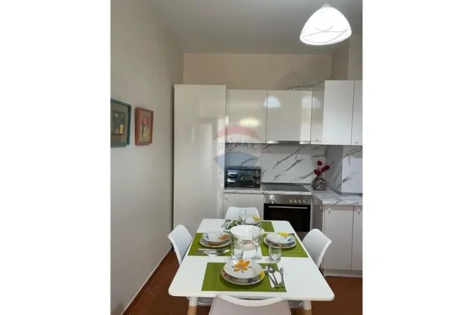 Tirane, jepet me qera apartament 2+1+Ballkon Kati 8, 800 € 