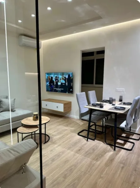 Tirane, jepet me qera apartament 2+1+Ballkon Kati 2, 70 m² 700 € (Bulevardi Bajram Curri)