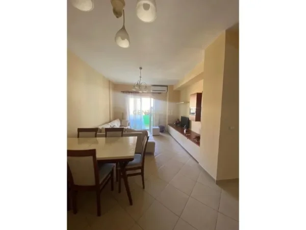 Tirane, jepet me qera apartament 2+1 Kati 5, 120 m² 600 € (Zogu i Zi ROYAL132577)