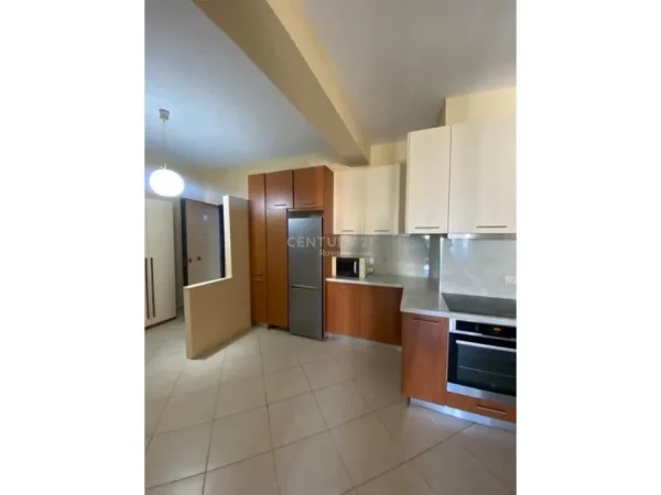 Tirane, jepet me qera apartament 2+1 Kati 5, 120 m² 600 € (Zogu i Zi ROYAL132577)