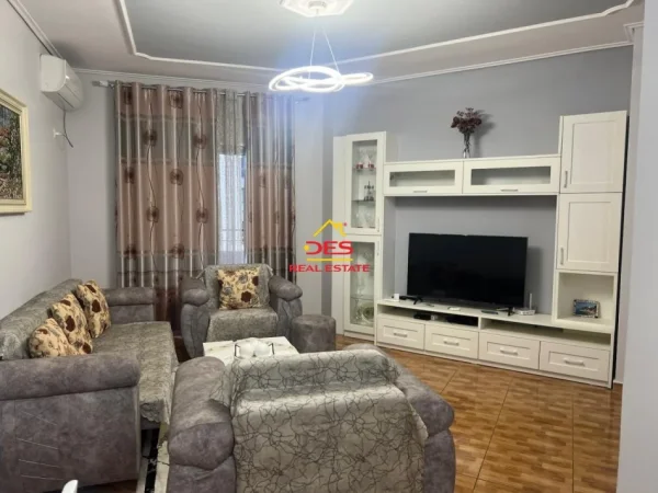 Vlore, jepet me qera apartament 2+1+Ballkon Kati 4, 90 m² 600 € (Rruga Sadik Zotaj)