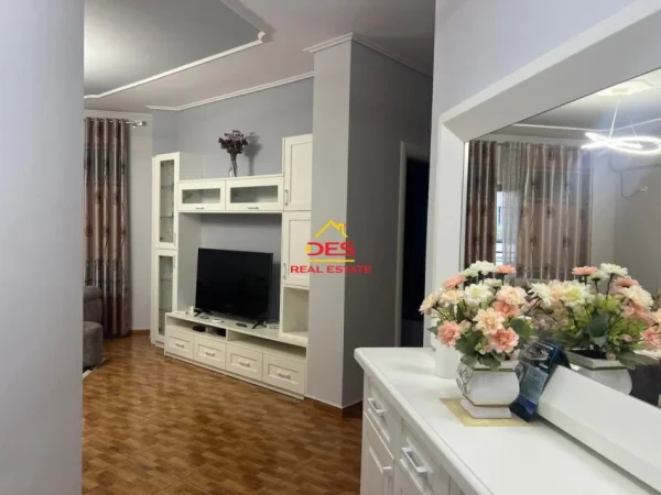 Vlore, jepet me qera apartament 2+1+Ballkon Kati 4, 90 m² 600 € (Rruga Sadik Zotaj)