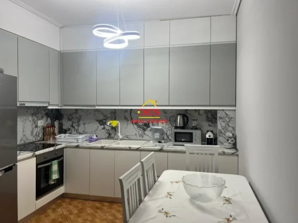 Vlore, jepet me qera apartament 2+1+Ballkon Kati 4, 90 m² 600 € (Rruga Sadik Zotaj)