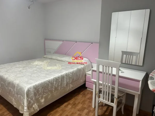 Vlore, jepet me qera apartament 2+1+Ballkon Kati 4, 90 m² 600 € (Rruga Sadik Zotaj)