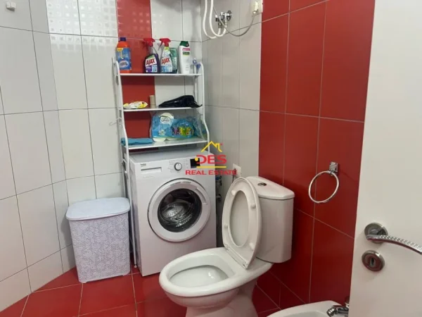 Vlore, jepet me qera apartament 2+1+Ballkon Kati 4, 90 m² 600 € (Rruga Sadik Zotaj)