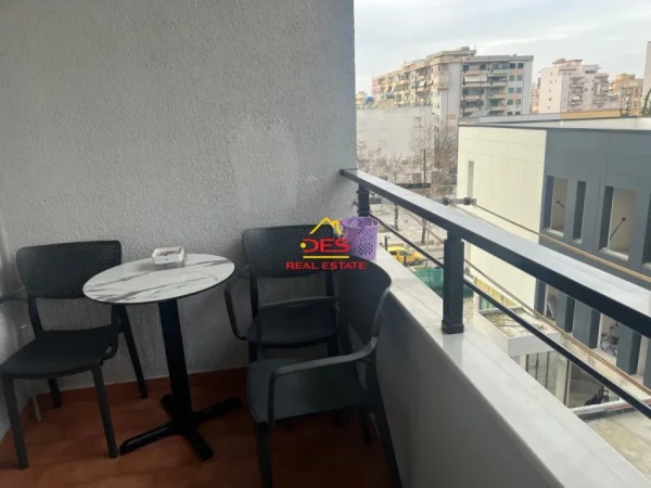Vlore, jepet me qera apartament 2+1+Ballkon Kati 4, 90 m² 600 € (Rruga Sadik Zotaj)