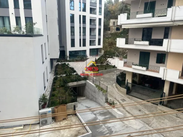 Vlore, jepet me qera apartament 2+1+Ballkon Kati 4, 90 m² 600 € (Rruga Sadik Zotaj)