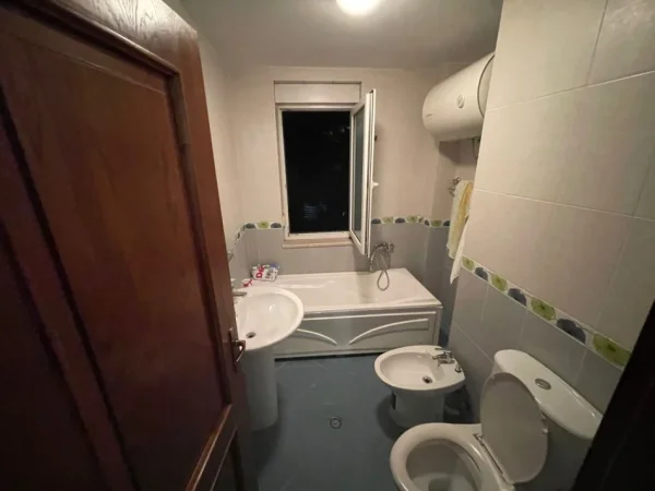 Tirane, jepet me qera apartament 2+1 , 113 m² 800 € (Liqeni i Thatë)