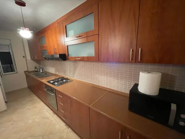 Tirane, jepet me qera apartament 2+1 , 113 m² 800 € (Liqeni i Thatë)