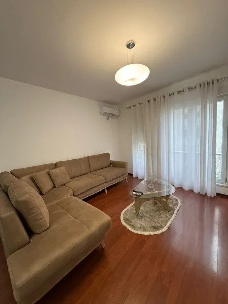 Tirane, jepet me qera apartament 1+1 Kati 5, 75 m² 580 € (Ish Parku)