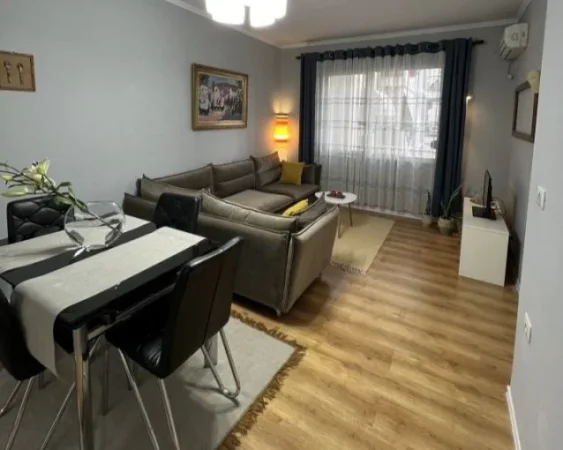 Tirane, jepet me qera apartament 2+1+Aneks+Ballkon Kati 3, 70 m² 700 € (rruga e dibres)