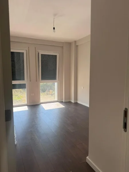 Tirane, jepet me qera apartament 2+1+2+Ballkon , 125 m² 600 €(Kompleksi Bermon Bulevard te Ri)