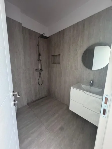 Tirane, jepet me qera apartament 2+1+2+Ballkon , 125 m² 600 €(Kompleksi Bermon Bulevard te Ri)