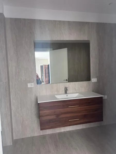 Tirane, jepet me qera apartament 2+1+2+Ballkon , 125 m² 600 €(Kompleksi Bermon Bulevard te Ri)