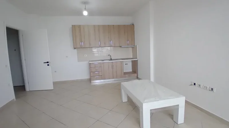 Tirane, jepet me qera apartament 1+1+Ballkon Kati 8, 65 m² 420 € (Rr. Tom Plezha)
