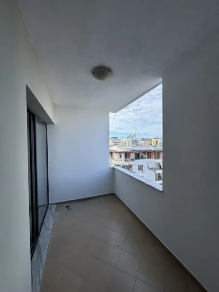 Tirane, jepet me qera apartament 1+1+Ballkon Kati 8, 65 m² 420 € (Rr. Tom Plezha)