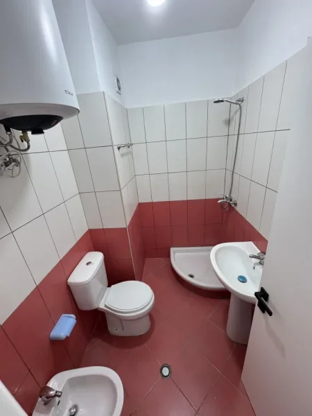 Tirane, jepet me qera apartament 1+1+Ballkon Kati 8, 65 m² 420 € (Rr. Tom Plezha)