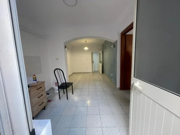 Tirane, jepet me qera zyre Kati 0, 50 m² 400 € (Stadiumi Dinamo)