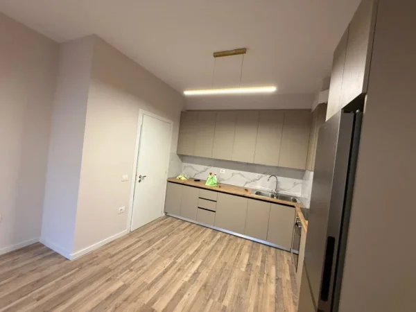 Tirane, jepet me qera apartament 1+1 Kati 7, 550 € 