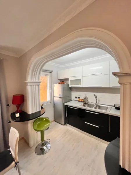 Tirane, jepet me qera apartament 1+1 Kati 4, 70 m² 700 € (Bllok,Te Garda)