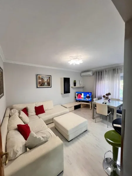 Tirane, jepet me qera apartament 1+1 Kati 4, 70 m² 700 € (Bllok,Te Garda)