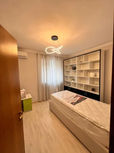 Tirane, jepet me qera apartament 1+1 Kati 4, 70 m² 700 € (Bllok,Te Garda)