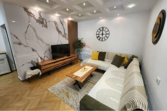 Tirane, jepet me qera apartament 2+1+Ballkon Kati 3, 65 m² 900 € (Rruga e Barrikadave)